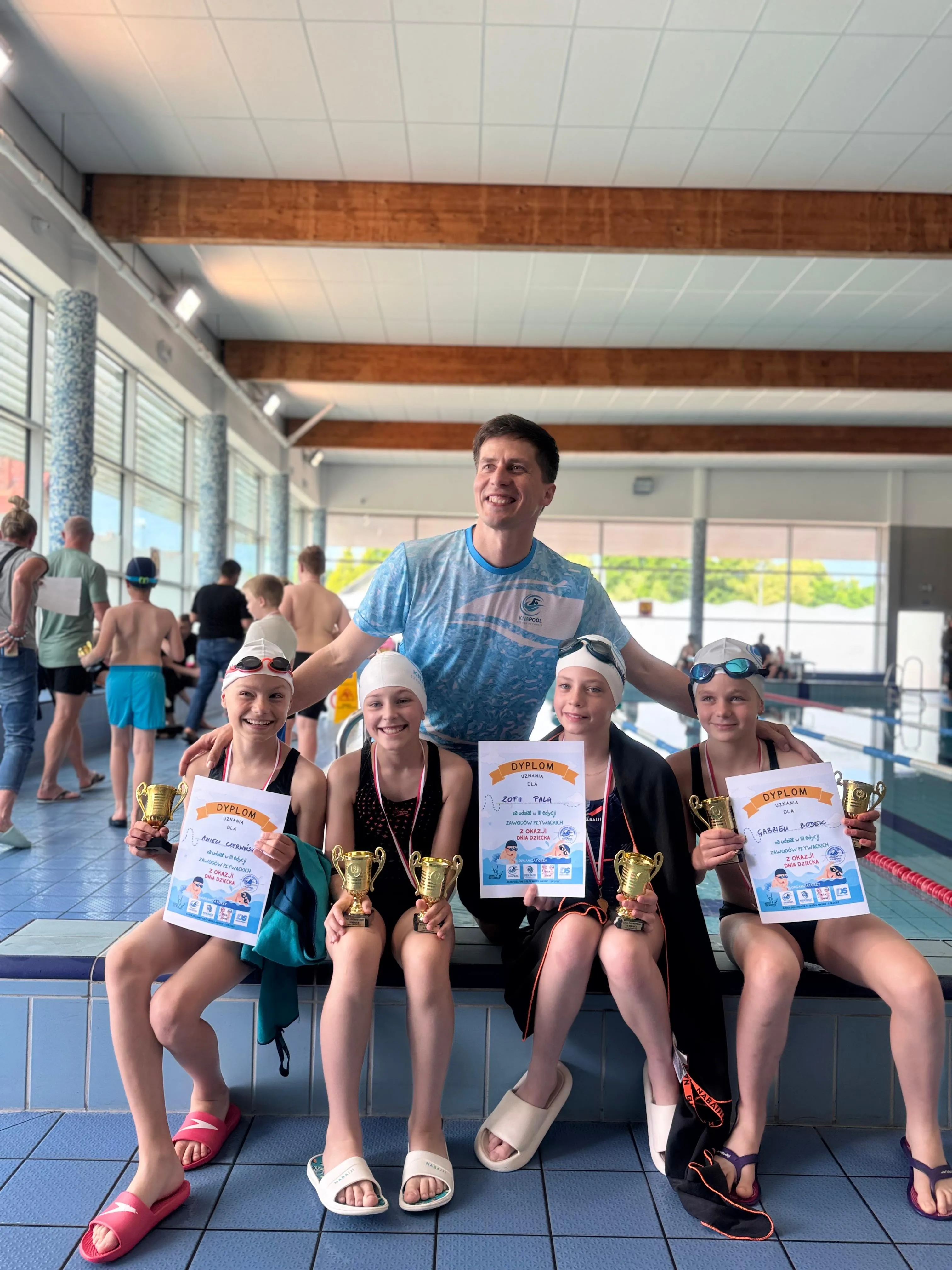 Instruktor Piotr Knapik z kursantkami i pucharami