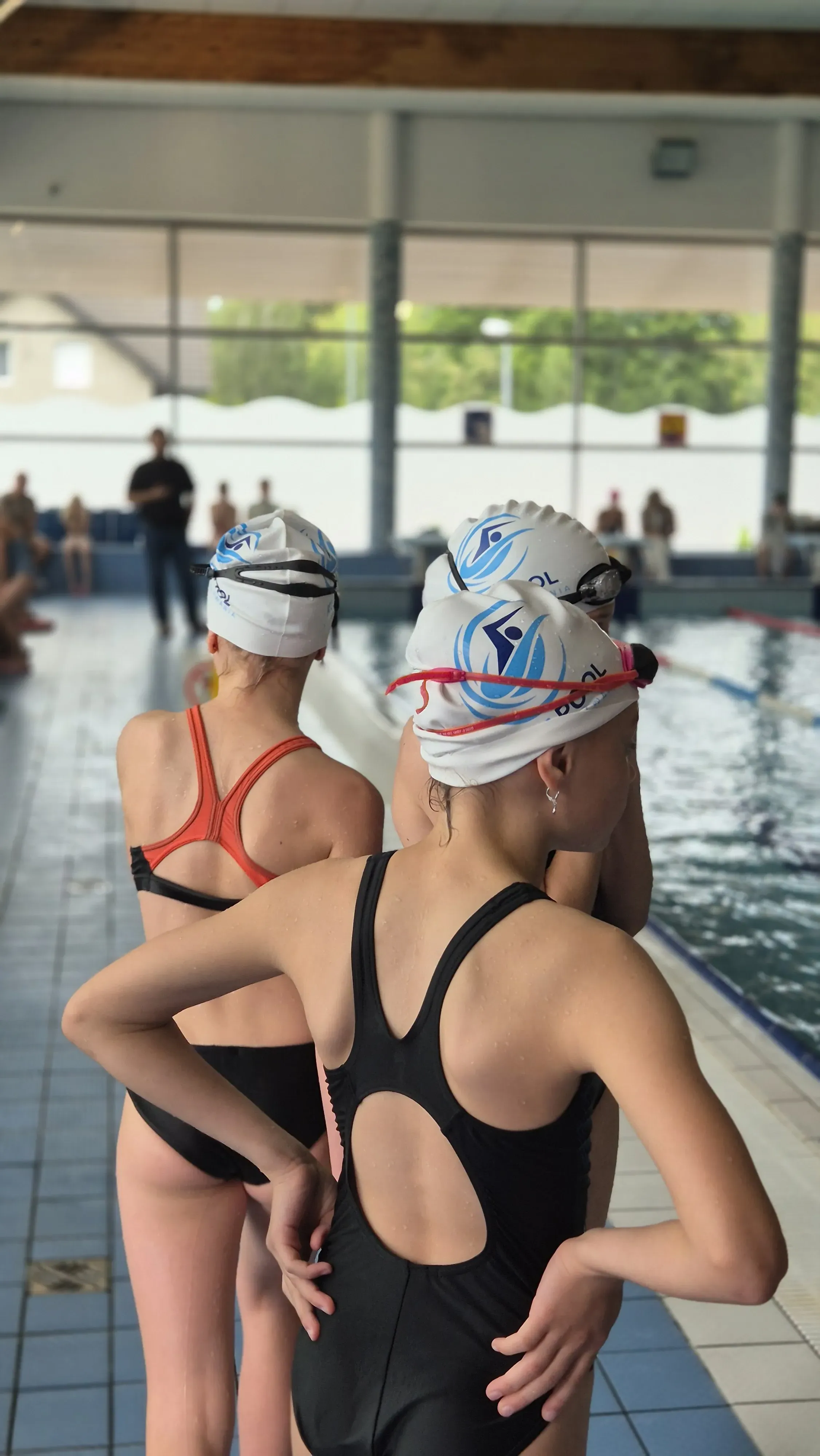 Dwie pływaczki w czepkach Knapool przed startem